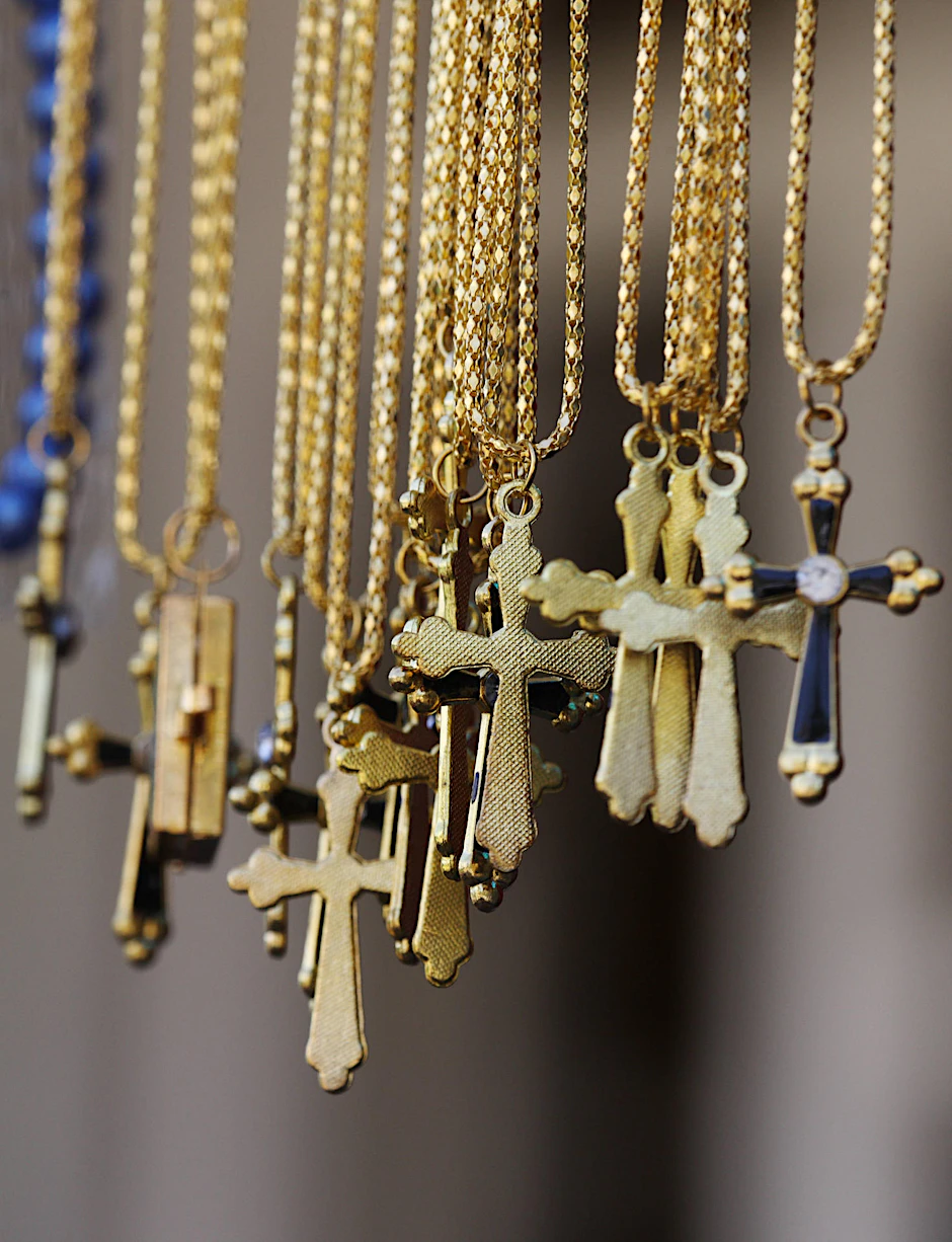 Christliche Kreuze als Halsketten werden zum Streitthema.