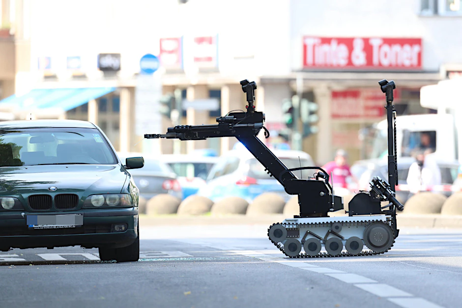Der Roboter der Polizei untersucht das verdächtige Auto auf der Hauptstraße.