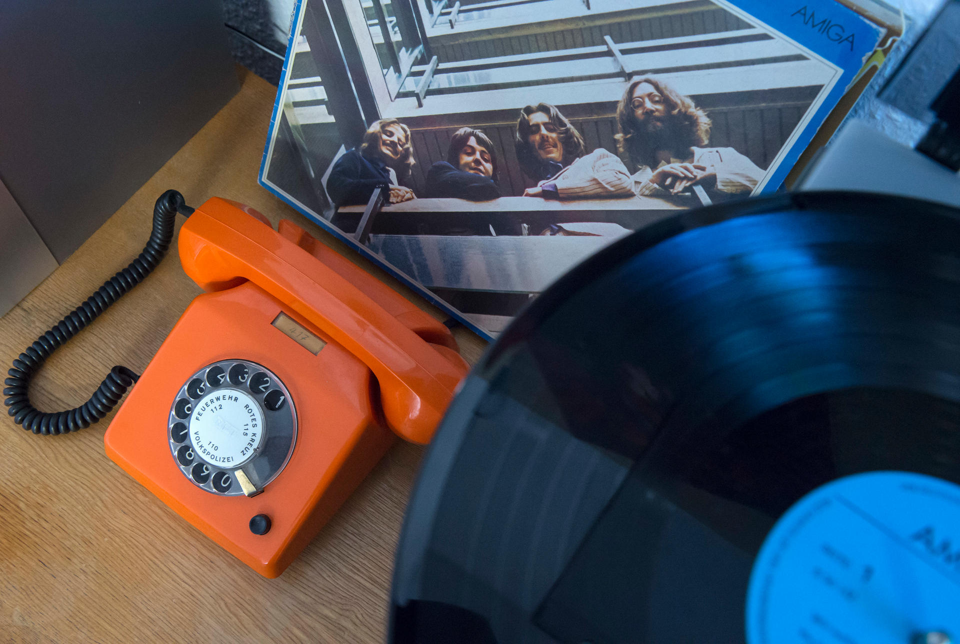 Ein echtes Telefon aus der DDR plus Vinyl-Plattenspieler.