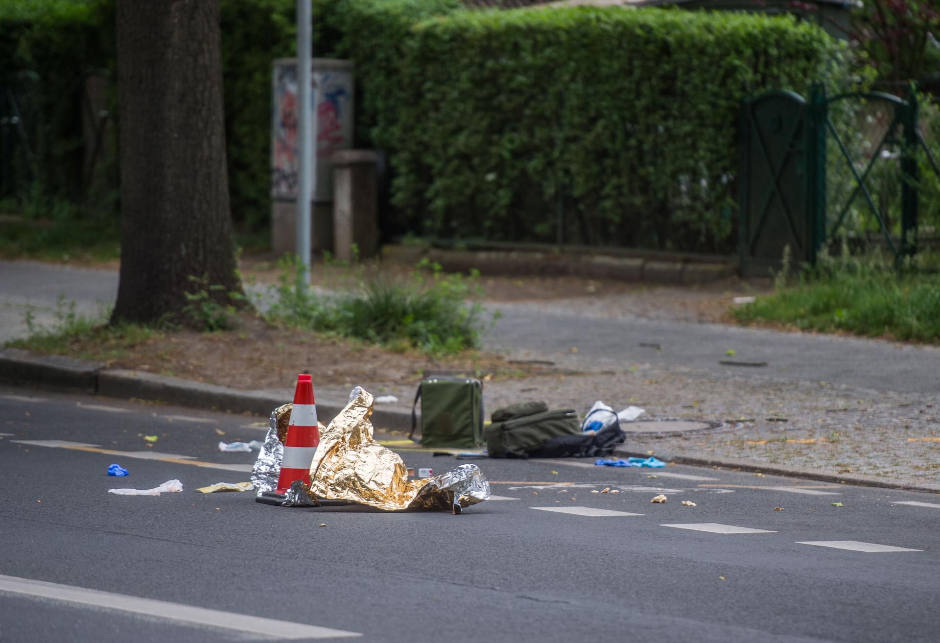 Eine Rettungsdecke liegt neben einer Verkehrs-Pylone die den Tatort markiert.