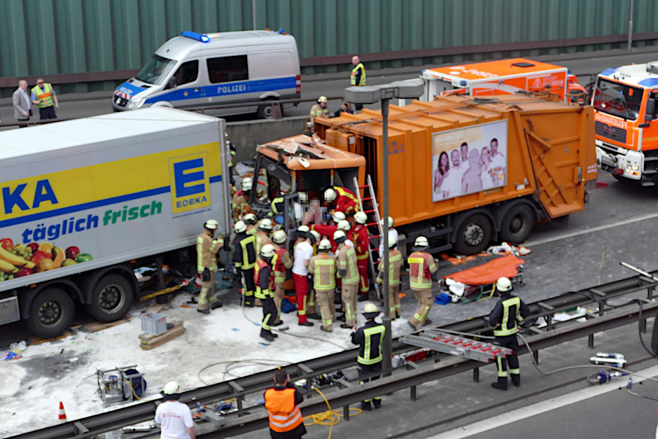 Rettungskräfte und Polizei am Unfallort. 
