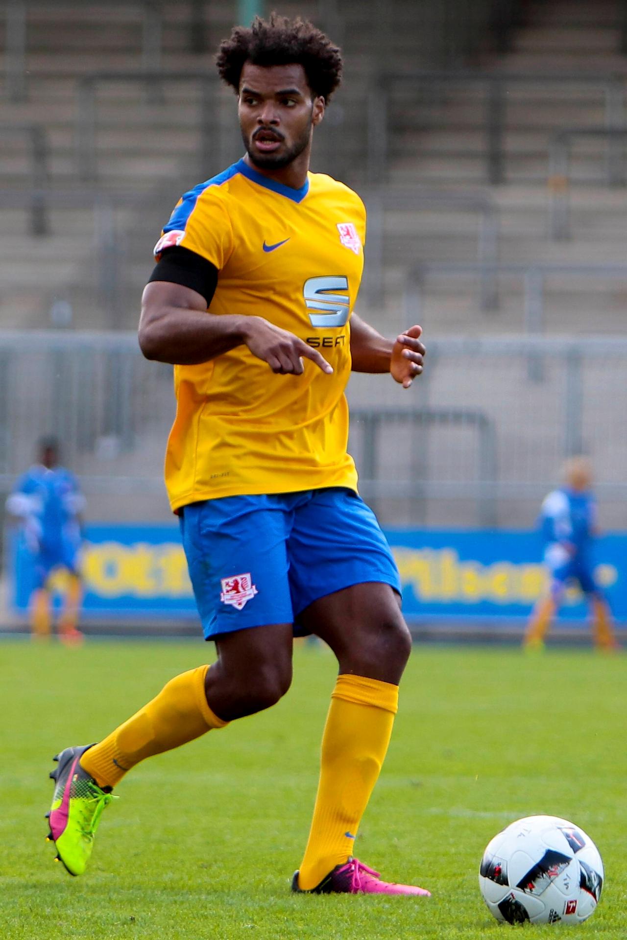 Braunschweigs Phil Ofosu-Ayeh soll Christopher Trimmel künftig auf der rechten Abwehrseite Konkurrenz machen.