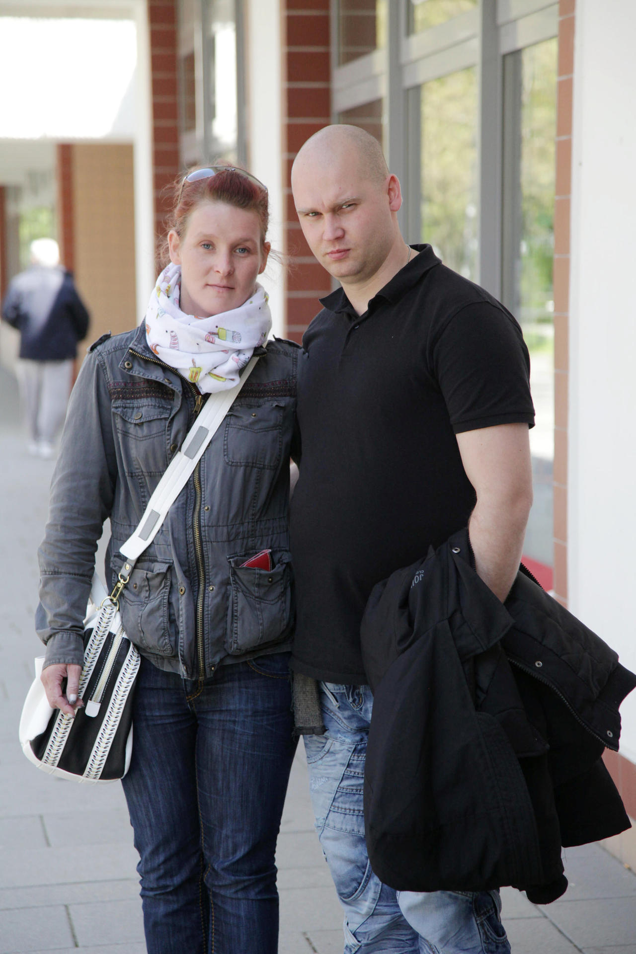 Wir müssen nun ständig umziehen: „Wenn die Mieten weiter erhöht werden, müssten wir abermals umziehen“, sagt Jennifer Herbon aus Hellersdorf. In den vergangenen Jahren waren sie und ihr Freund Alexander Kütterer (28) mehrfach von einer Mieterhöhung betroffen. „Wir zahlten in der alten Wohnung plötzlich 100 Euro mehr. Die Miete stieg von 429 Euro auf 526 Euro. Das war nicht mehr tragbar“, so die 28-Jährige. Ein weiterer Umzug wäre für die Familie großer Stress.