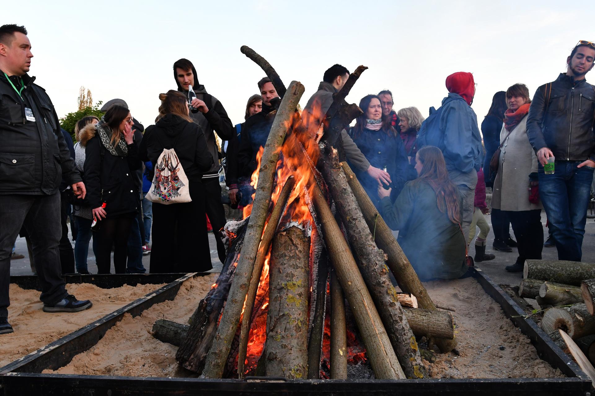 Entspannte Lagerfeuer-Stimmung in der Walpurgisnacht im Berliner Mauerpark.