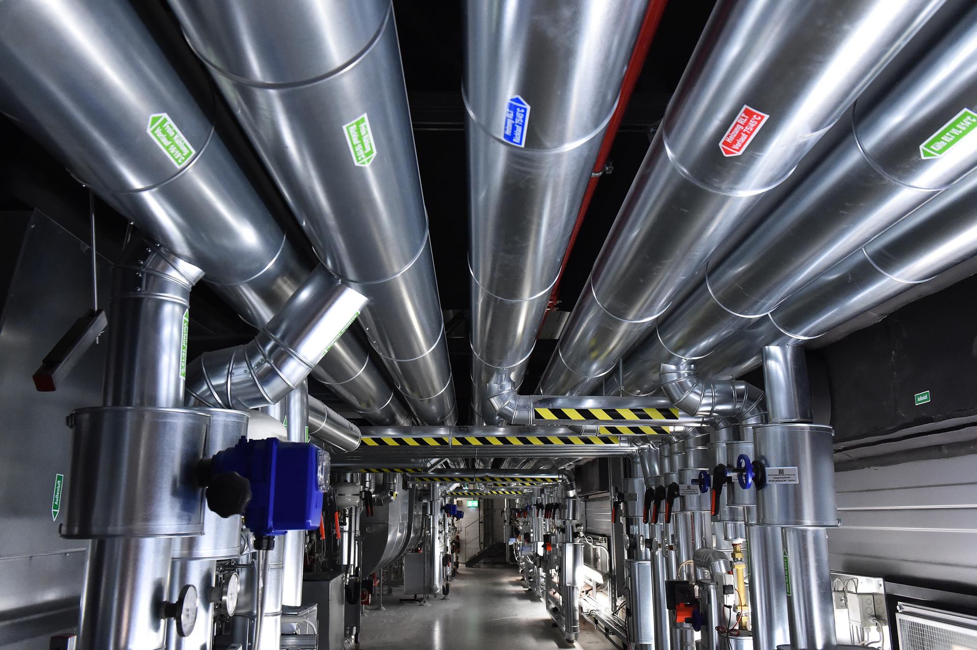 Rohre der Heizungs- und Klimaanlage im Flughafen Berlin Brandenburg.