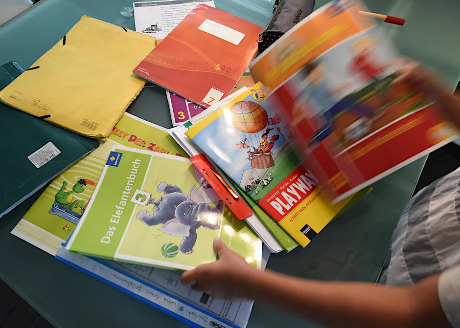 Bis zu 100 Euro zahlen Eltern derzeit für Schulbücher.