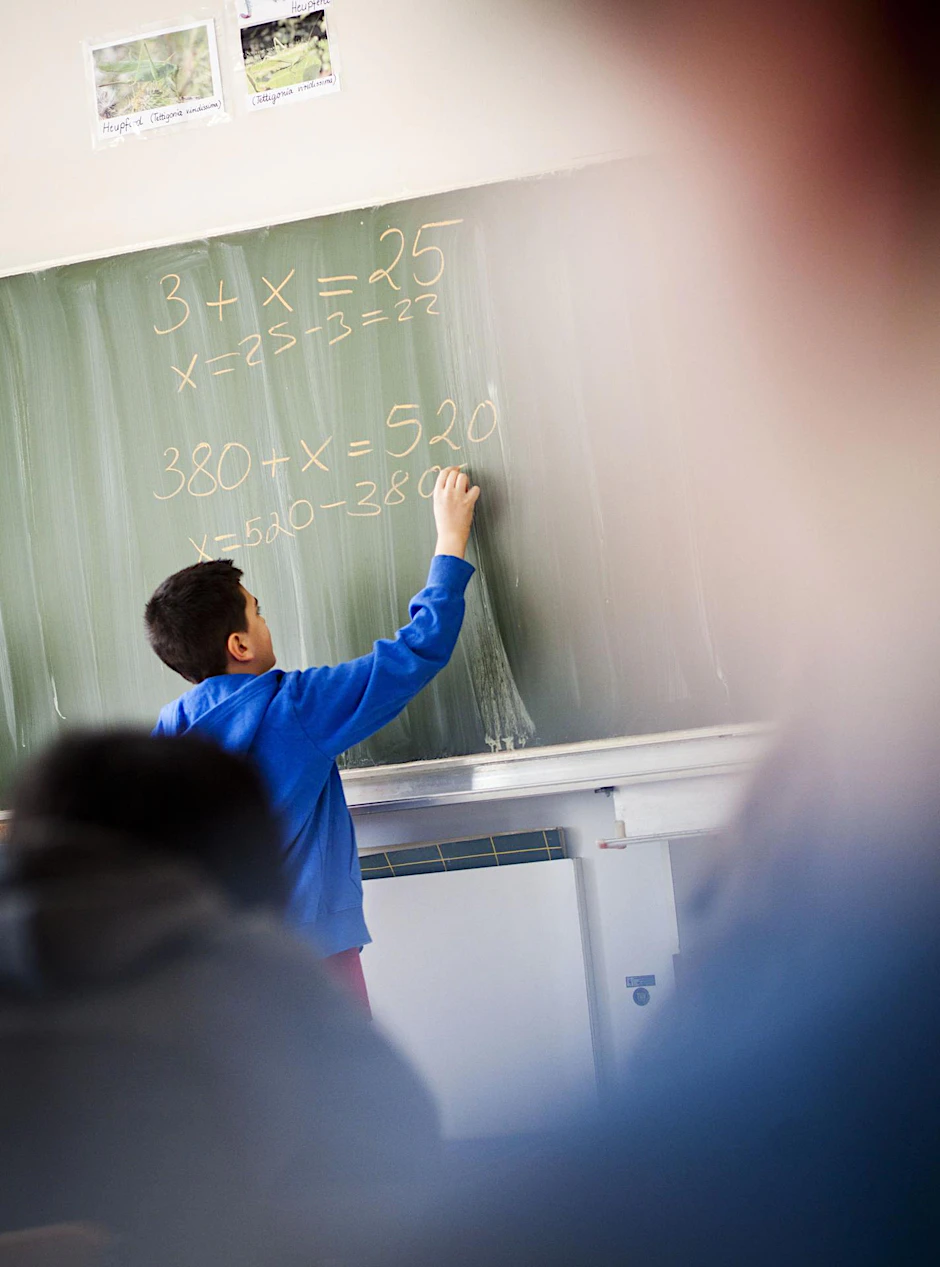 Ein Berliner Schüler müht sich an einer Mathe-Aufgabe ab.