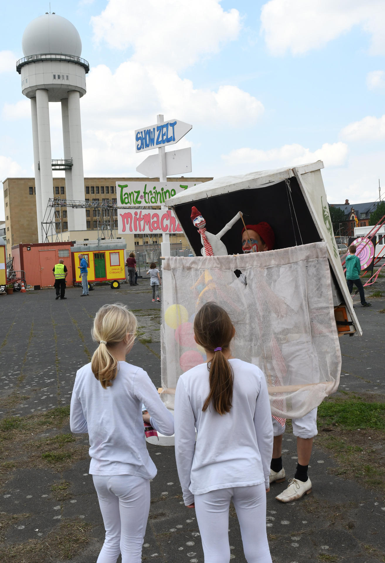 Artisten als laufende Bühne: Mit ihren Kasperle-Stücken begeisterten sie die Kinder.