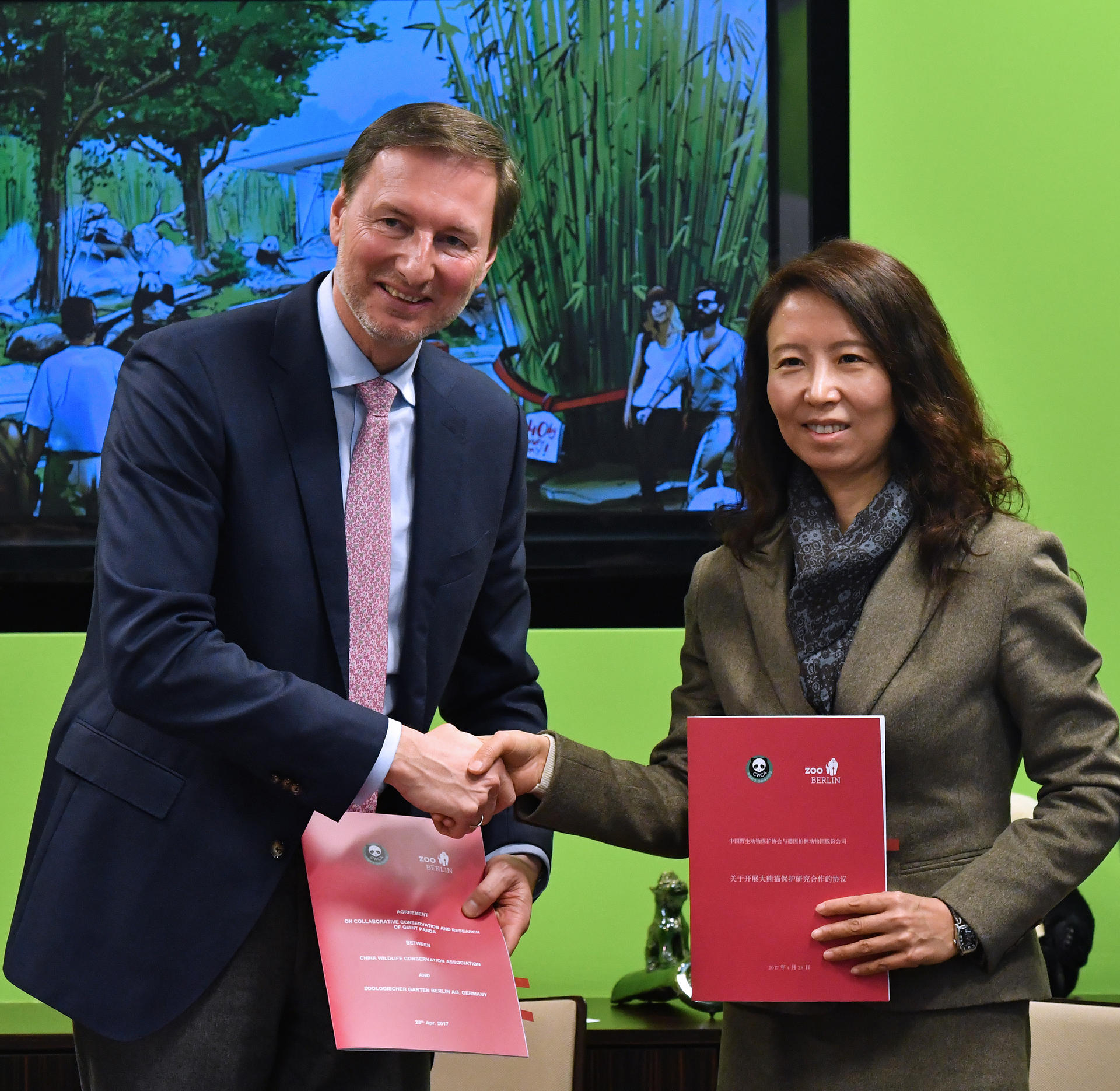 Zoo-Direktor Andreas Knieriem (l) und Si Ping, Direktorin der chinesischen Wildlife Conservation Association, tauschen am 28.04.2017 in Berlin die Verträge zum Umzug zweier Pandabären aus China nach Berlin.