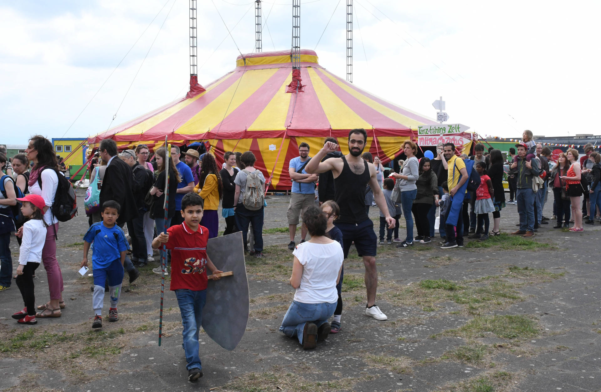 Viele Familien kamen zur „Cabuwazi“-Eröffnung, die Zirkus-Band spielte im Zelt für die Besucher.