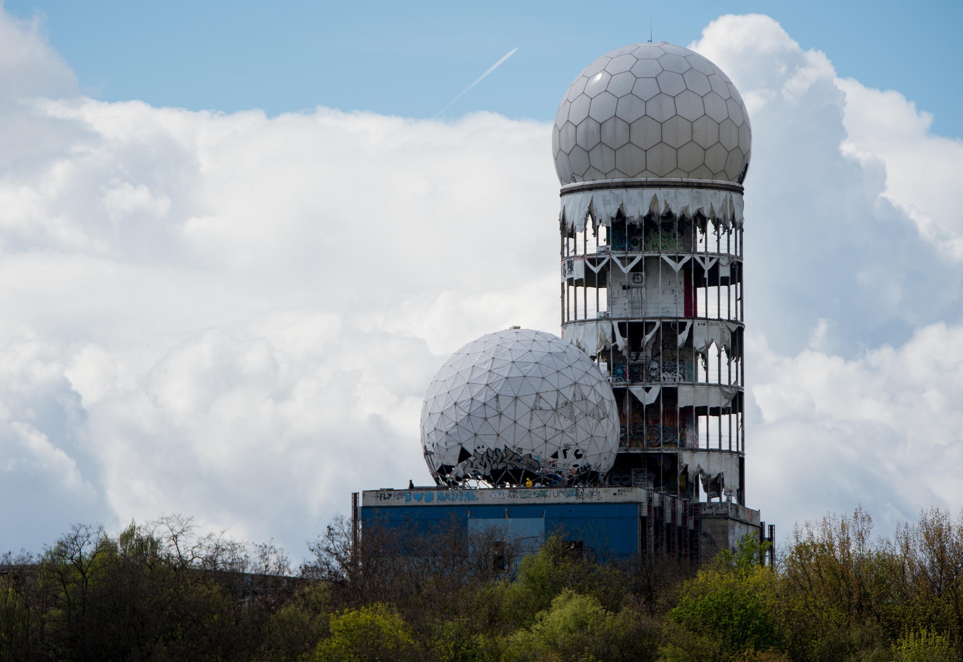 Die alten Kuppeln der Abhörstation sind das Wahrzeichen vom Teufelsberg. 