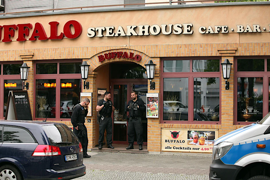 Einsatzkräfte vor dem Buffalo-Steakhouse am Mariendorfer Damm.