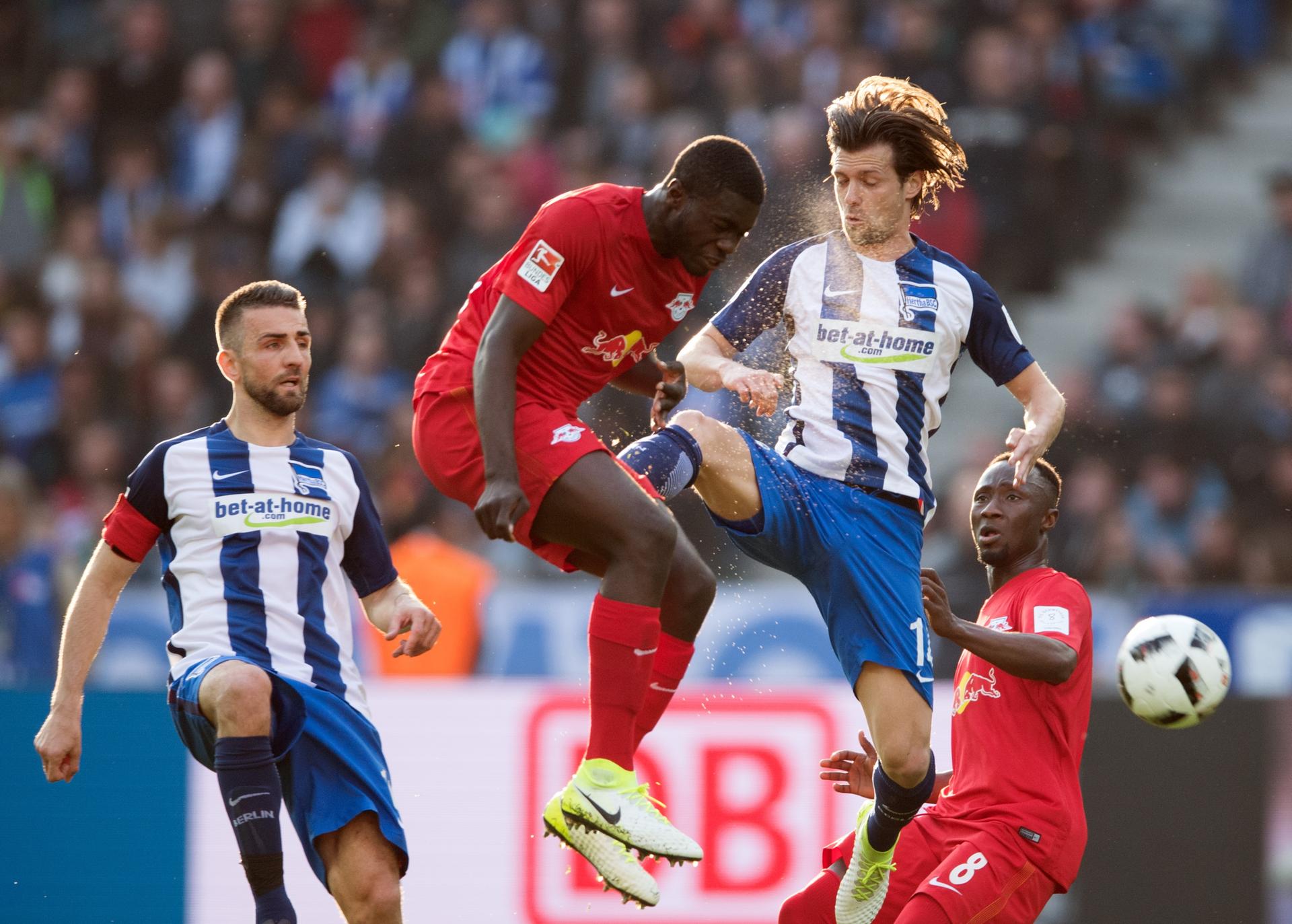 Hoch das Bein - Herthas Stocker im Zweikampf gegen Compper. 