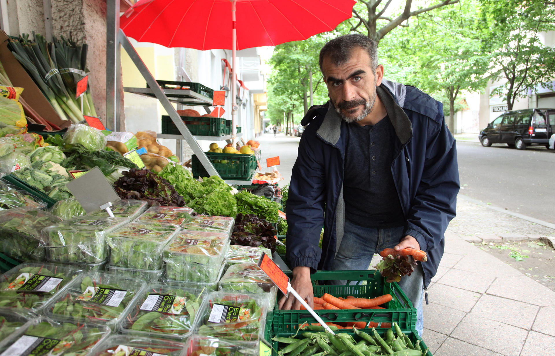 Der 56-Jährige verkauft nun Obst und Gemüse vor seinem Laden, um trotzdem ein wenig Geld zu verdienen.