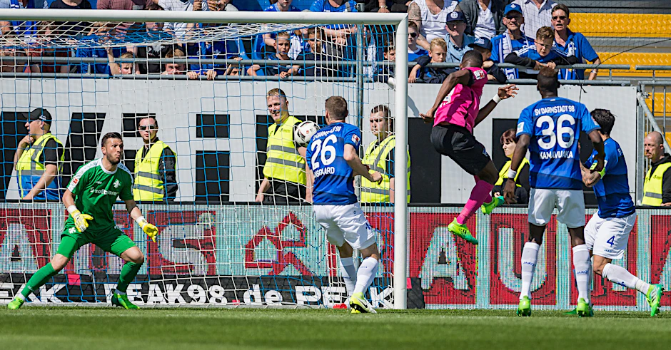 Hoch, höher und hinein! Salomon Kalou nickt in der 14. Minute zum 1:0 gegen Darmstadt ein.