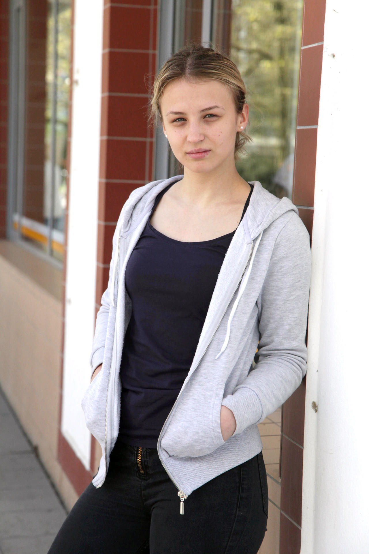 Eine eigene Wohnung ist mir zu teuer: Angelina Ziunel (19) aus Marzahn will bald bei ihren Eltern ausziehen, ärgert sich über die teuren Wohnungsangebote. „Ich habe mich umgesehen. Eine eigene Wohnung kann ich mir als künftiger Azubi gar nicht leisten“, so die Schülerin.