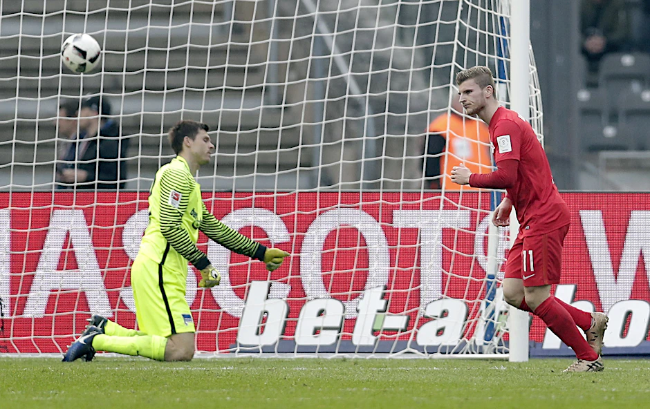 Timo Werner bejubelt das 2:0 nach einem Riesenpatzer von Hertha-Keeper Rune Jarstein.