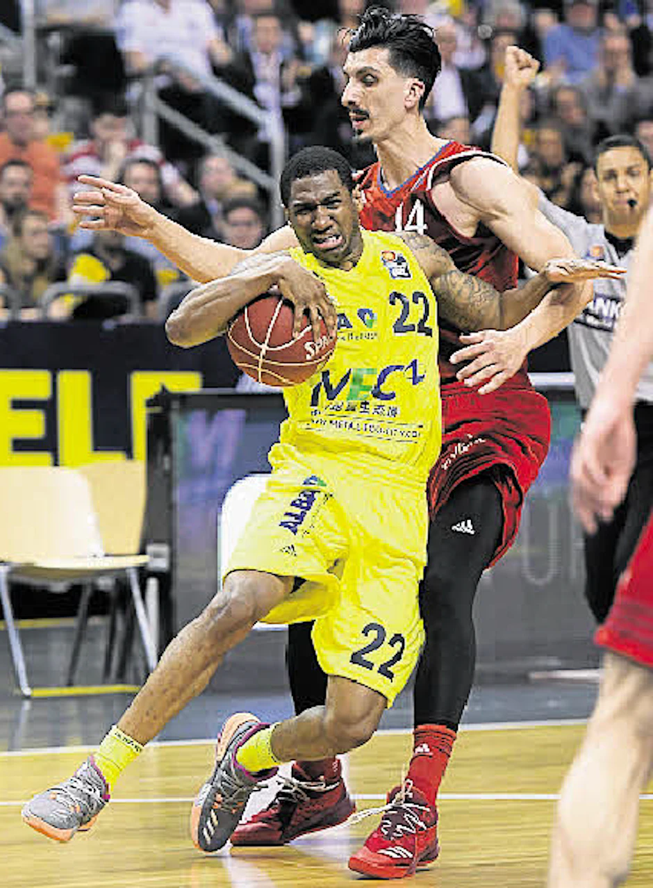 Albas Gerald Robinson (v.) gibt alles, lässt Bayerns Nihad Djedovic nicht an den Ball.