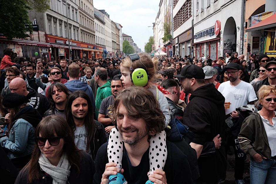 Auch die Kleinen kommen mit aufs „Myfest“ in Kreuzberg.