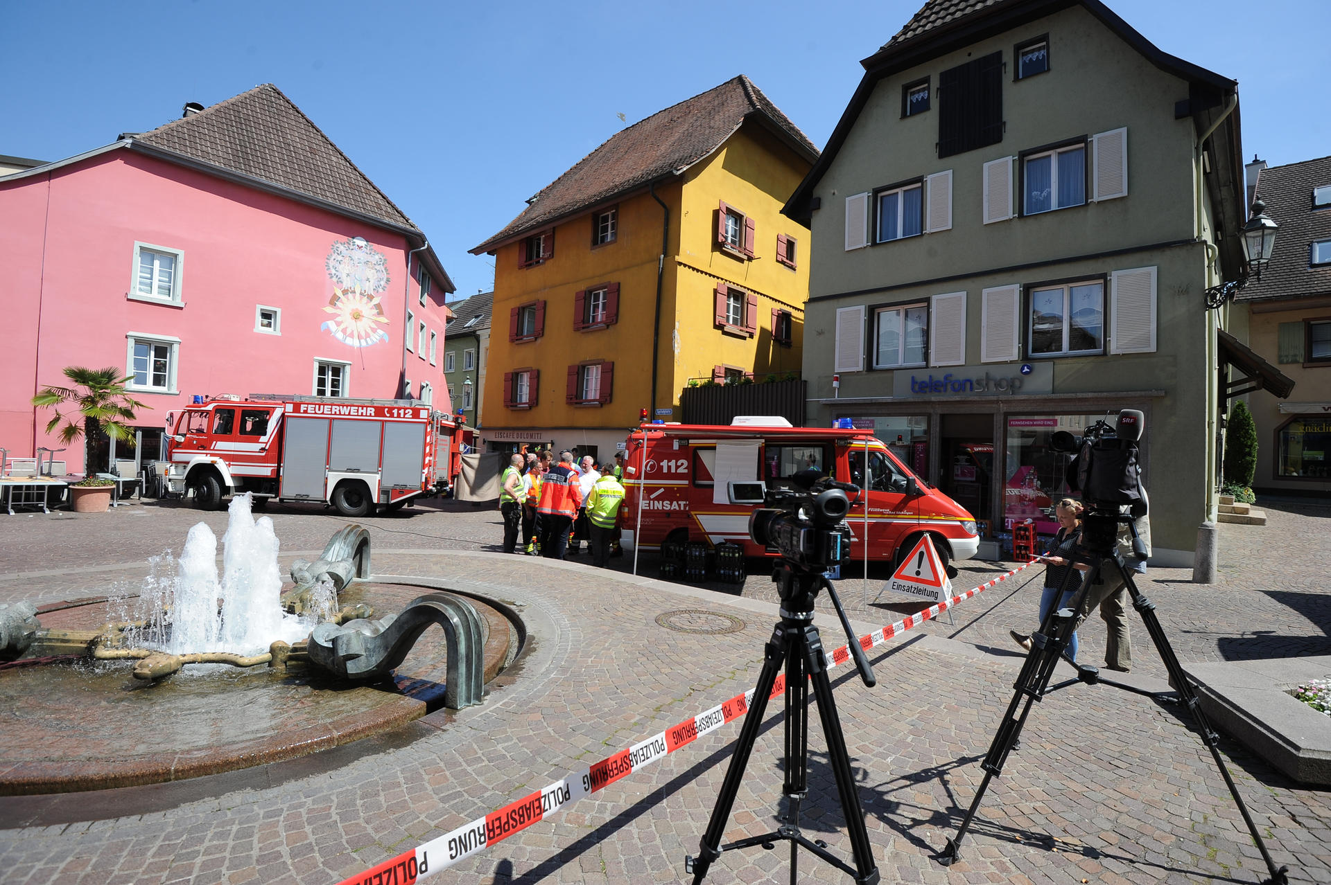 Rettungskräfte eilten nach dem Unglück mit zwei Toten und 27 Verletzten in die Fußgängerzone von Bad Säckingen. 