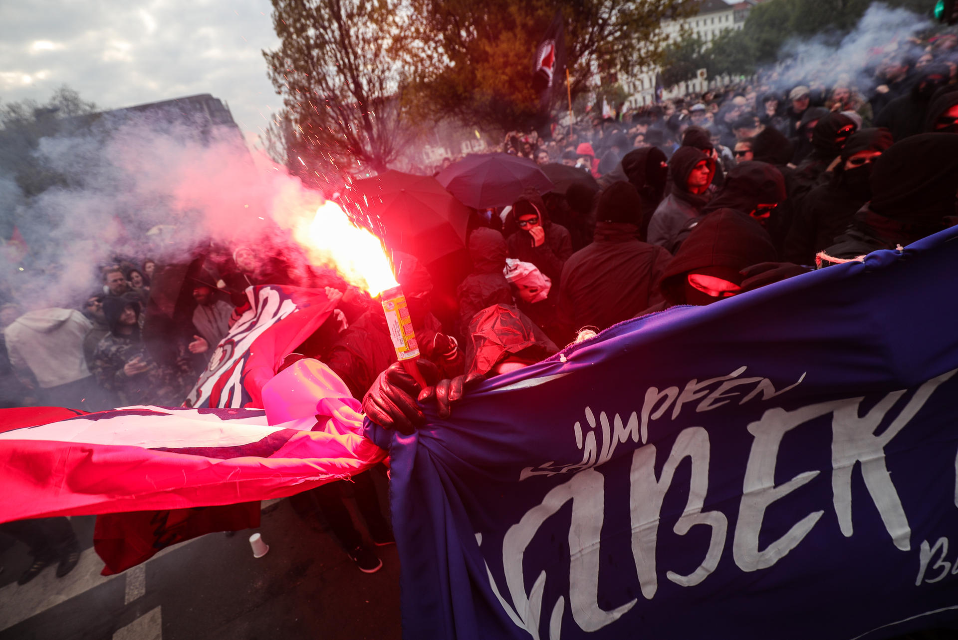 Die Teilnehmer der Demo zünden Feuerwerkskörper.