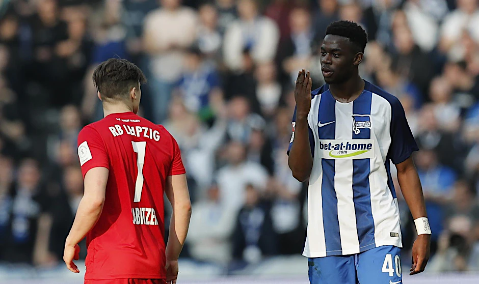 Jordan Torunarigha (r.) geigt Leipzigs Marcel Sabitzer die Meinung.