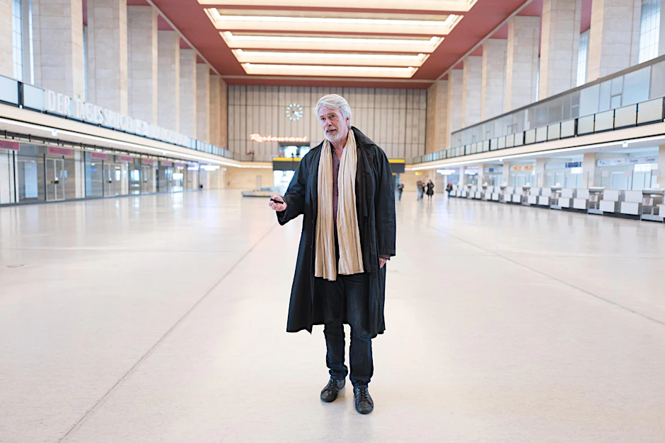 Das Programm vorgestellt: Chris Dercon (58) im Flughafen Tempelhof. 