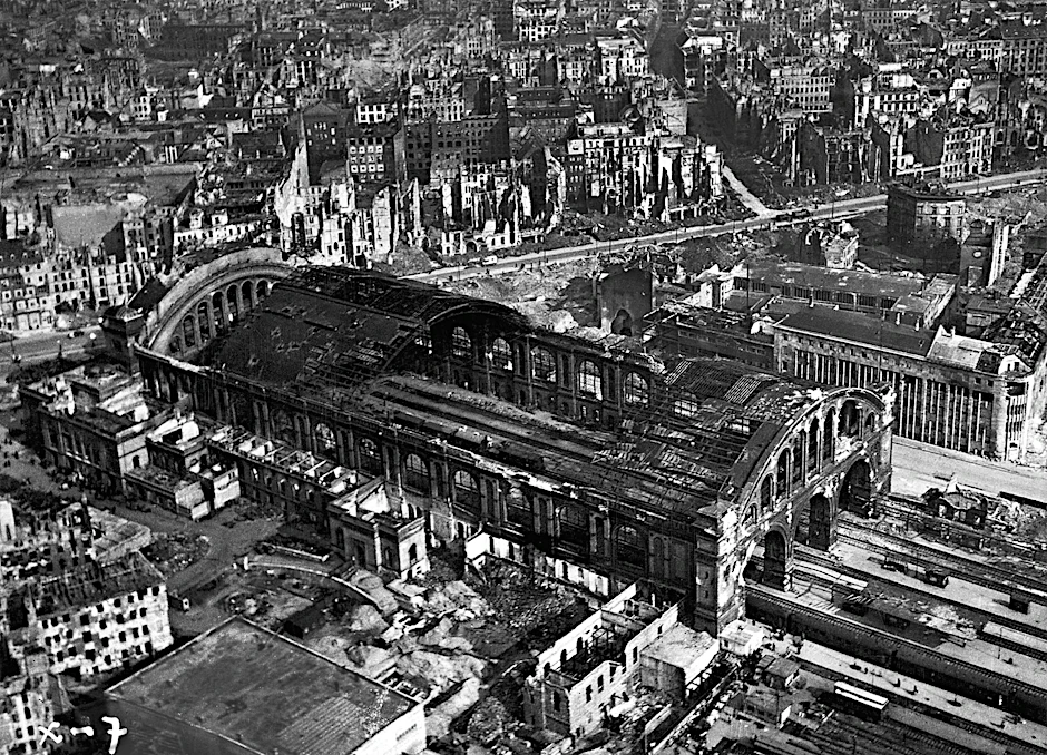 Anhalter Bahnhof und Umgebung bei Kriegsende 1945. Der Bunker, links unten, war per Tunnel mit der unterirdisch laufenden S-Bahn verbunden.