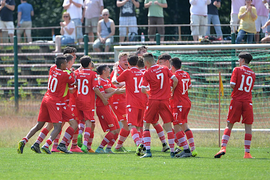 So feierte die U17 vor einem Jahr den Klassenerhalt, jetzt kämpft die Hälfte von ihnen in der U19 um den wichtigen Aufstieg in die Bundesliga. 