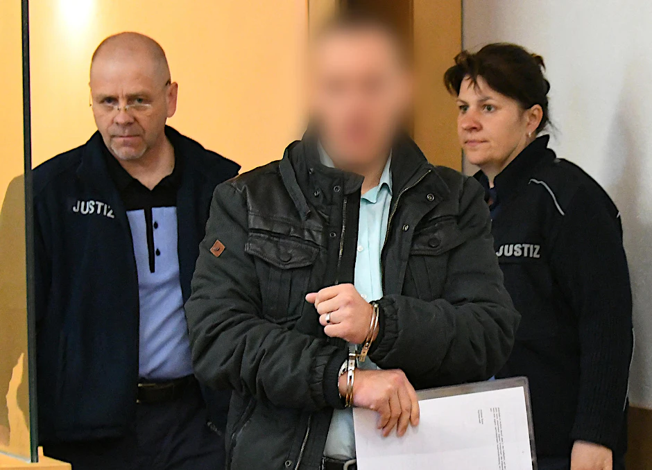 Mit Handschellen bringen Justizbeamte den 34-Jährigen Meik E. in den Gerichtssaal. 