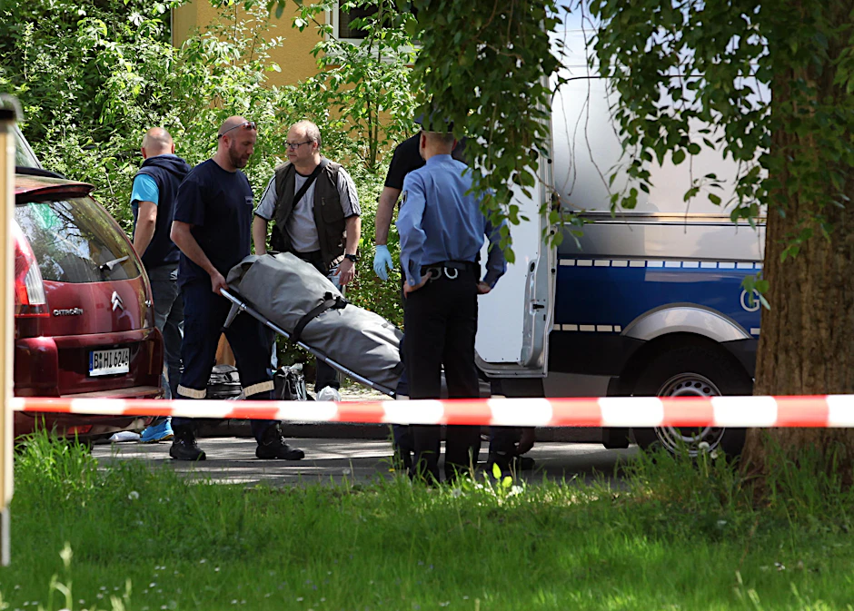 Nach dem brutalen Mord in Britz wurde die Leiche zur Rechtsmedizin gebracht.