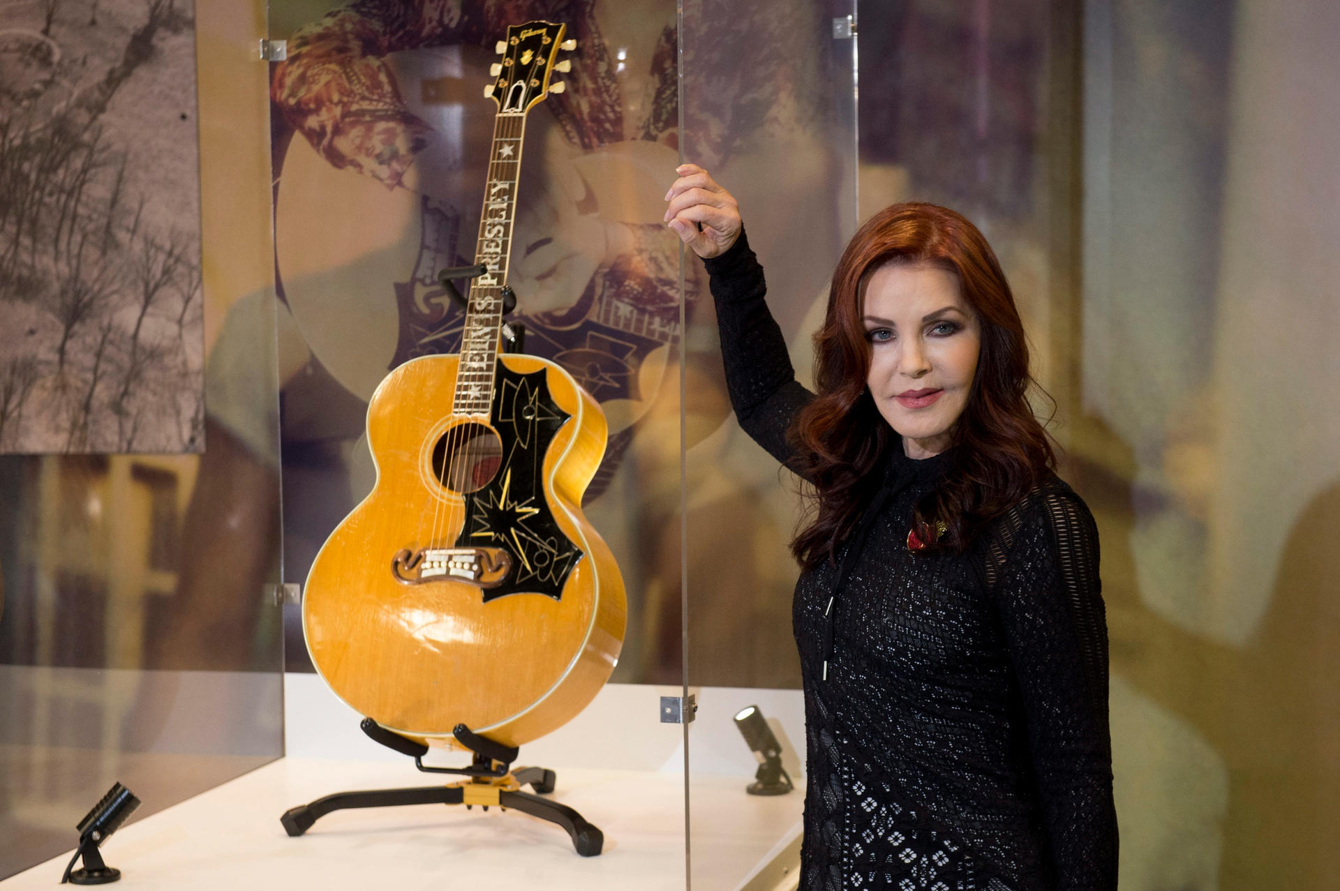Erinnerung an Elvis. Priscilla steht vor einer Gibson J-200 bei einer Ausstellung in London. 
