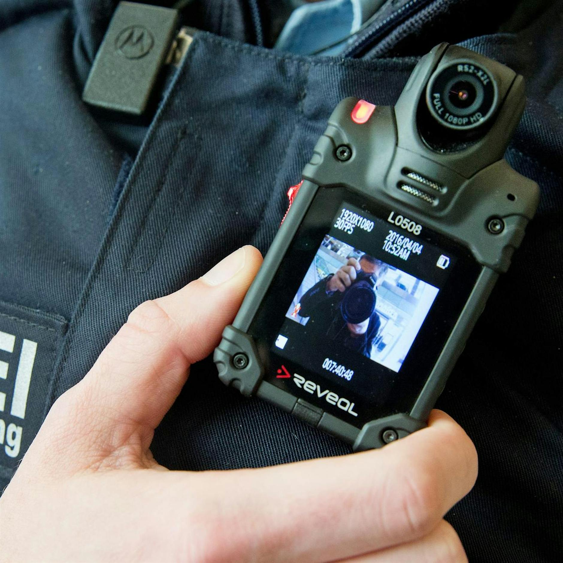 Die Polizei Berlin rüstet auf: Elektroschocker und ein Panzerwagen