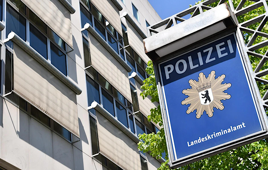 Das LKA-Schild vor dem Gebäude des Landeskriminalamtes.