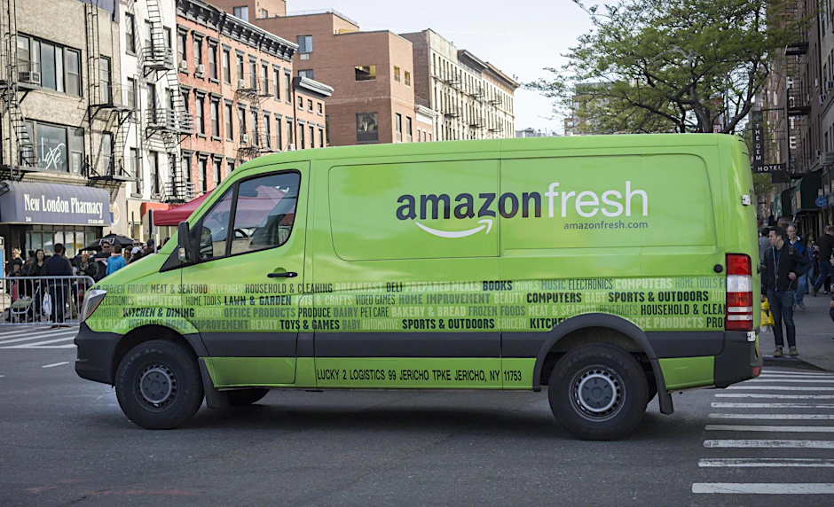 Ein Fahrzeug des US-Onlinehändlers Amazon mit der Aufschrift „Amazon fresh“ fährt durch New York (USA). (Symbolbild)