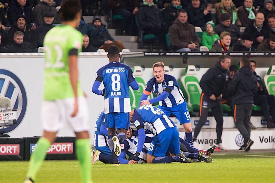 Schleicht Luiz Gustavo (l.) im Relegations-Duell als Verlierer vom Platz, darf sich Hertha über viel Geld freuen.