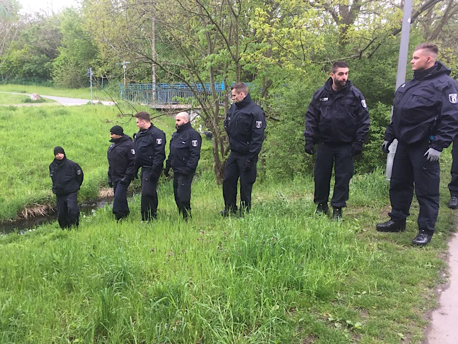 Polizisten durchsuchen den Landschaftspark Wuhletal
