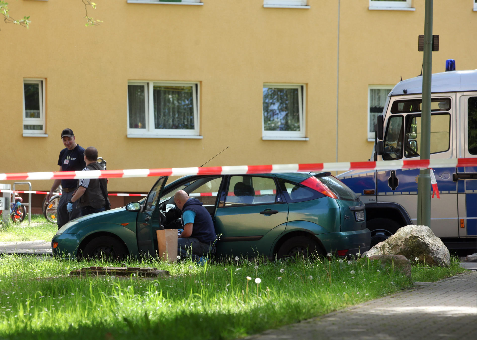 Kriminaltechniker untersuchen das Auto des Opfers. 