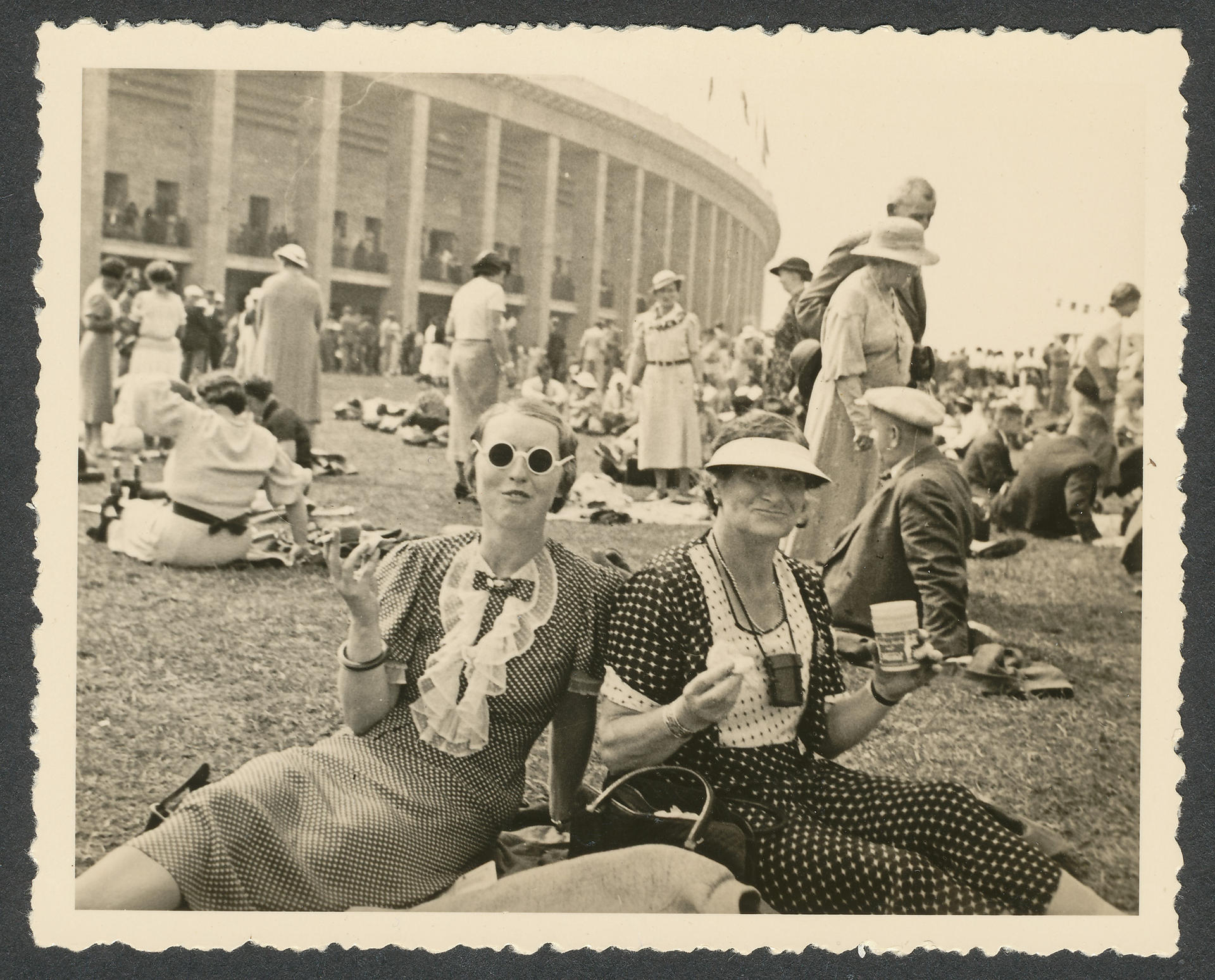 Zwei Frauen auf der Rasenfläche am Olympiastadion.