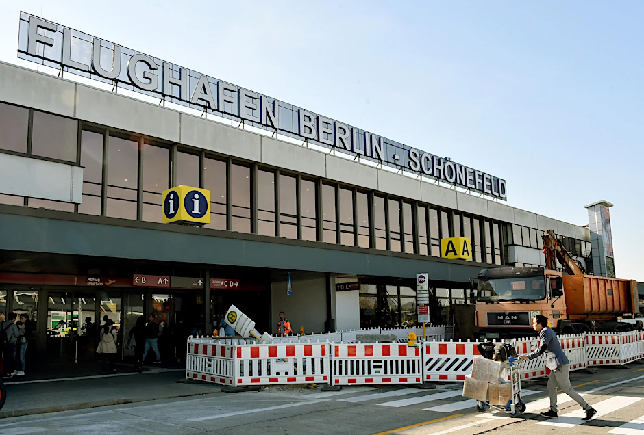 Die Eingangshalle des Flughafen Schönefelds.