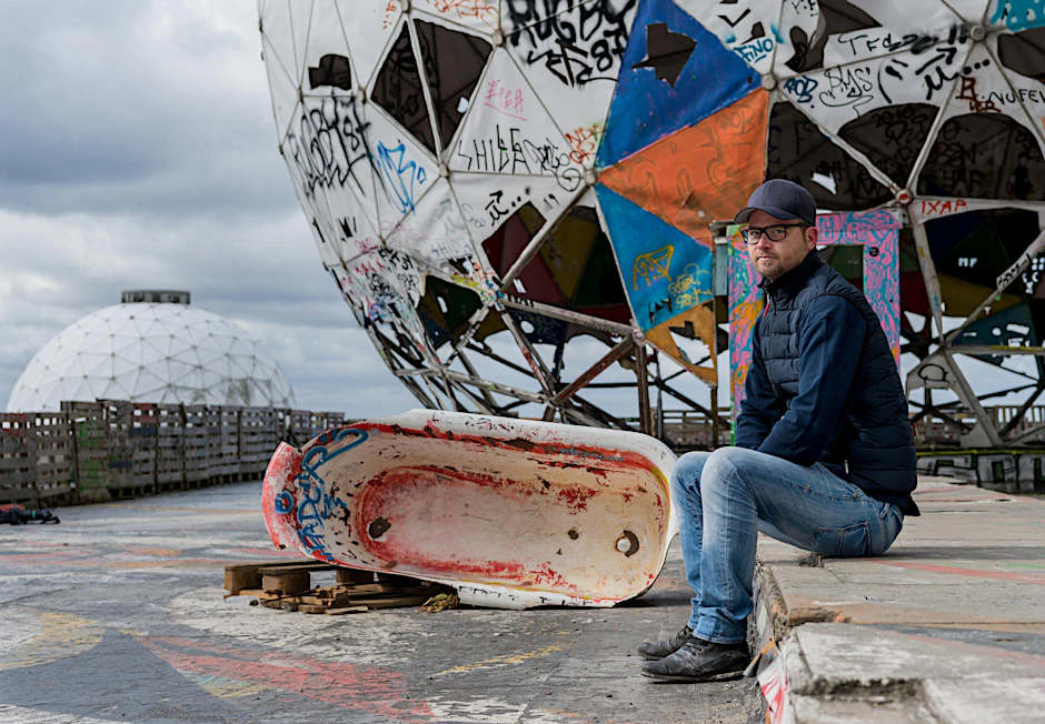 Marvin Schütte ist der Herr auf dem Teufelsberg, der aus dem Spionage-Ort einen Kunst-Ort machen will.  