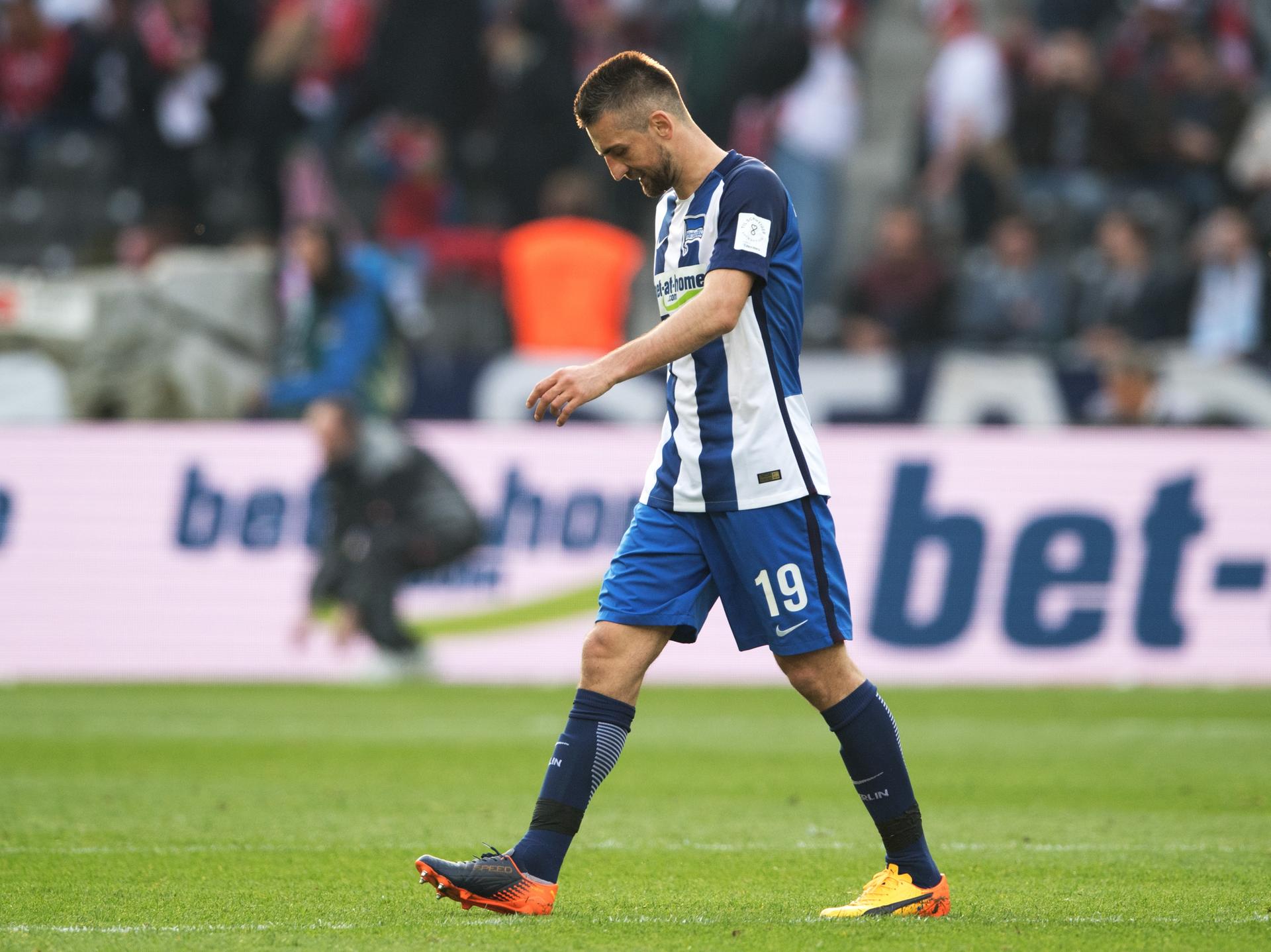 Vedad Ibisevic geht mit hängendem Kopf in die Halbzeitpause.