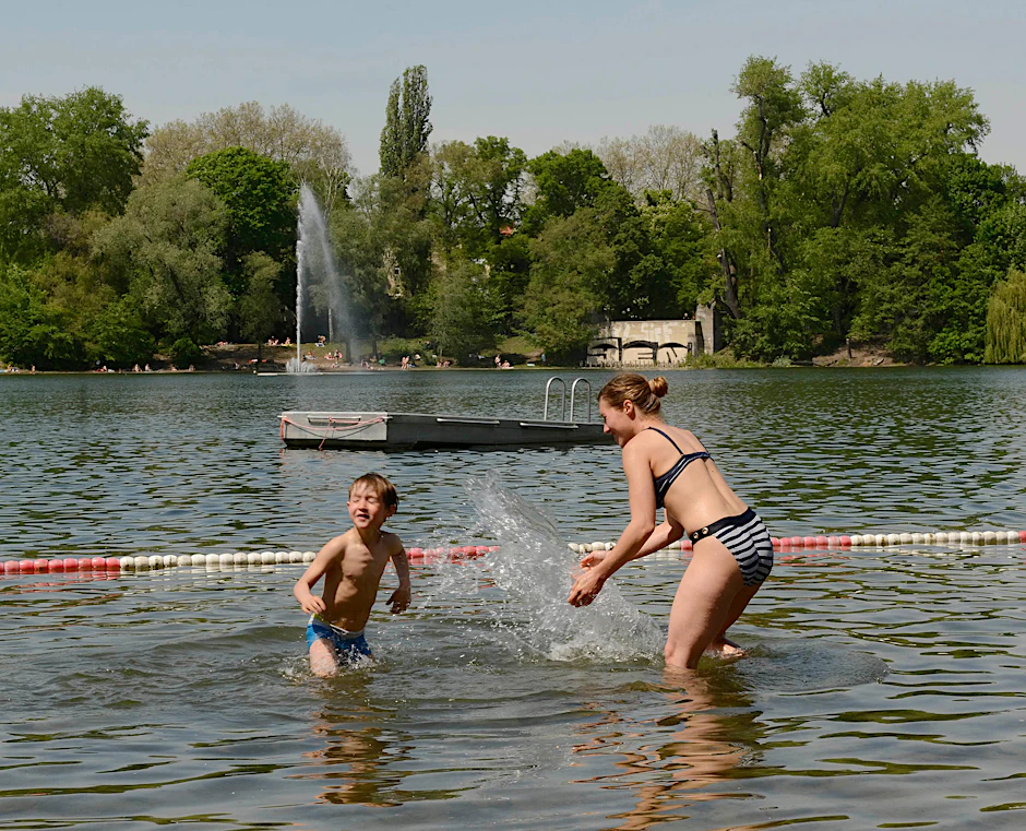 Lea (30) mit Sohn Luke (6) genießen das Wasser und die Sonne.