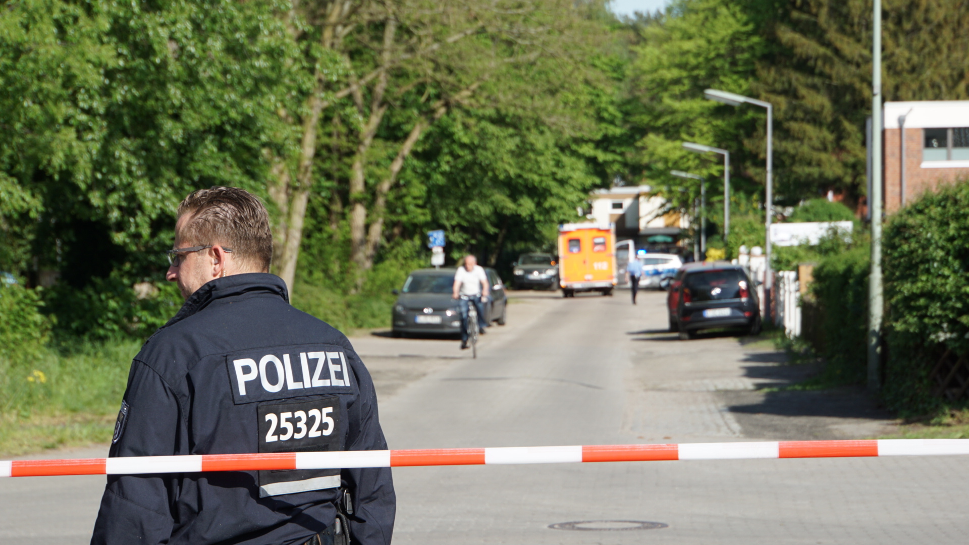 Die Polizei hat die Gegend um den Tatort abgesperrt.
