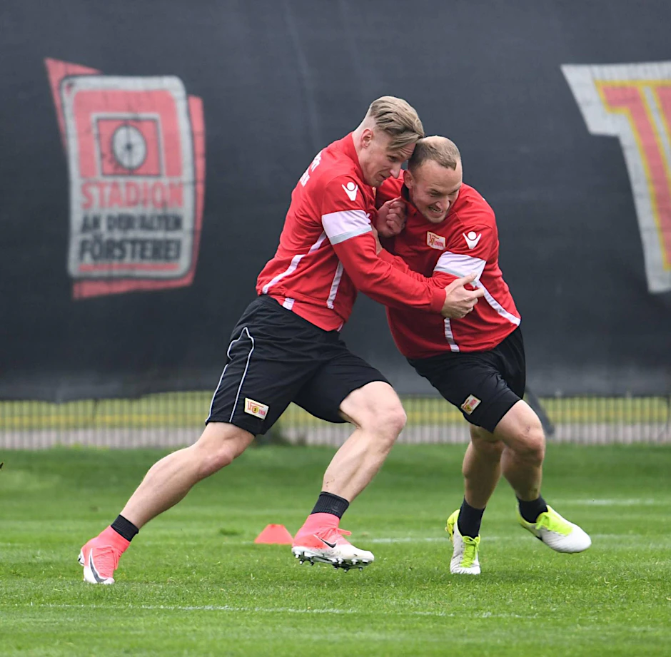 Im Training kniet sich Toni Leistner (r.) im Zweikampf mit Sebastian Polter voll rein. 