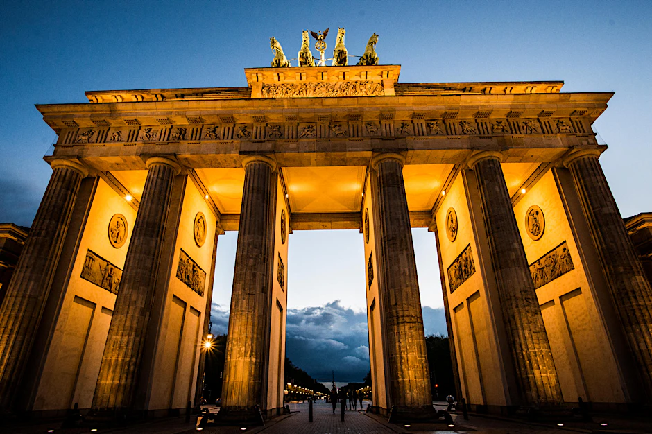 Aus Solidarität erstrahlte das Brandenburger Tor in der Vergangenheit bereits des öfteren in den Farben einer Berliner Partnerstadt.