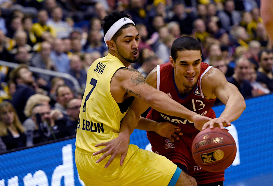 Albas Peyton Siva (l.) kommt mit der rechten Rückhand Bayerns Nick Johnson in die Quere.