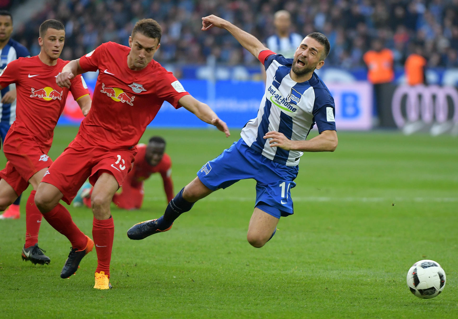 Die 1:4-Heimpleite gegen Leipzig tat Herthas Kapitän Ibisevic besonders weh. 