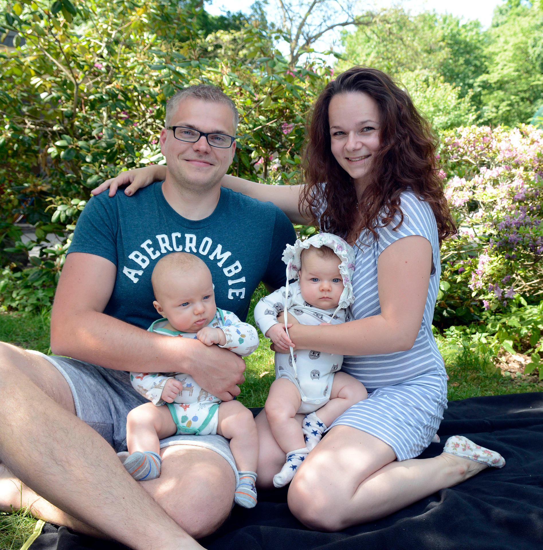 Sie müssen ihre Ausflüge gut planen: Julia Eberle (30) und Heiko Handrosch (31) ziehen gemeinsam den kleinen Till und seine Zwillingsschwester Nele auf. „Wir haben schon drei Kinder, haben uns aber trotzdem sehr über den doppelten Nachwuchs gefreut“, sagt Eberle. Sie ist gelernte Erzieherin, hatte dennoch Ängste. „Ich war mir nicht sicher, ob ich beiden Kindern wirklich genug Liebe geben kann.“ Inzwischen klappt das Familienleben wunderbar. „Nur Ausflüge mit der ganzen Truppe muss man wirklich gut organisieren.“