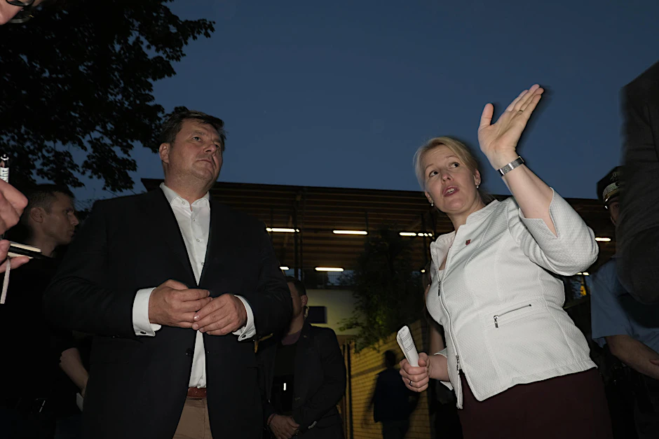 Bezirksbürgermeisterin Giffey (SPD) stört vor allem die fehlende Beleuchtung in dunklen Ecken. Die zeigte sie Innensenator Andreas Geisel beim nächtlichen Spaziergang.
